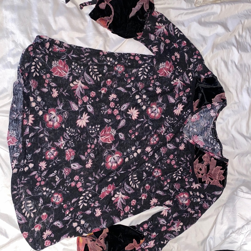 DOES HAVE A SEWABLE TEAR IN SLEEVE.